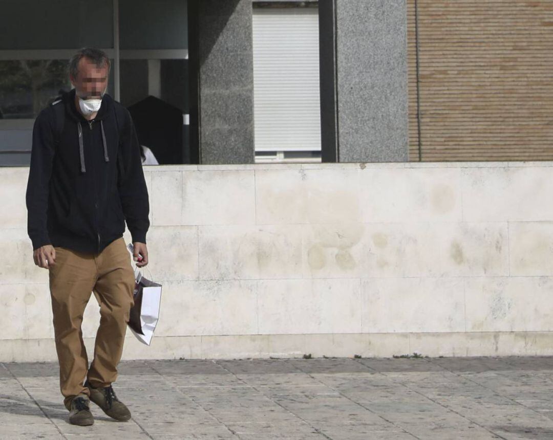 Un hombre con la mascarilla sin colocar sale del Hospital Universitario Virgen del Rocío donde ha sido dado de alta hoy el único paciente ingresado por coronaviruS