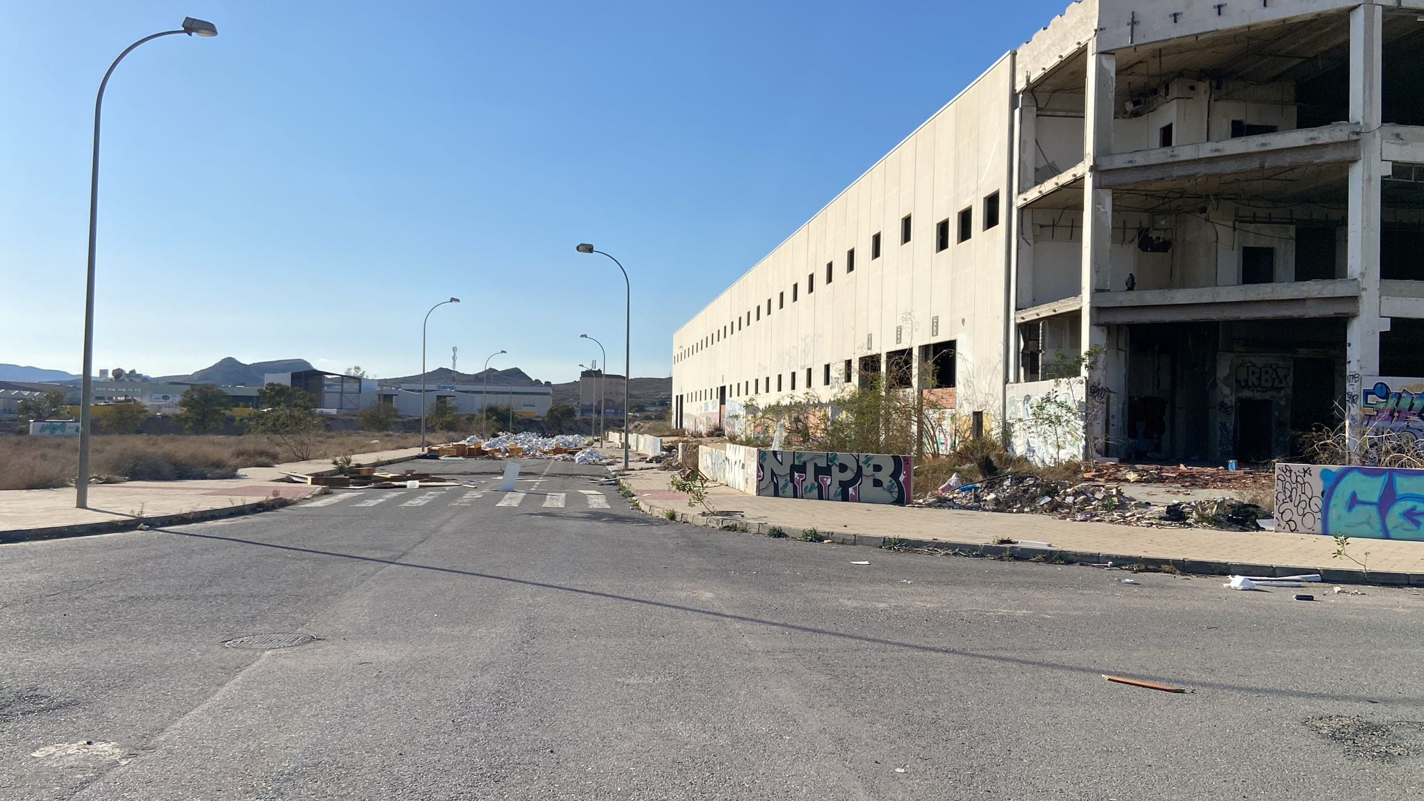 Una de las calles cortadas por la acumulación de escombros en el polígono de Llanos del Espartal