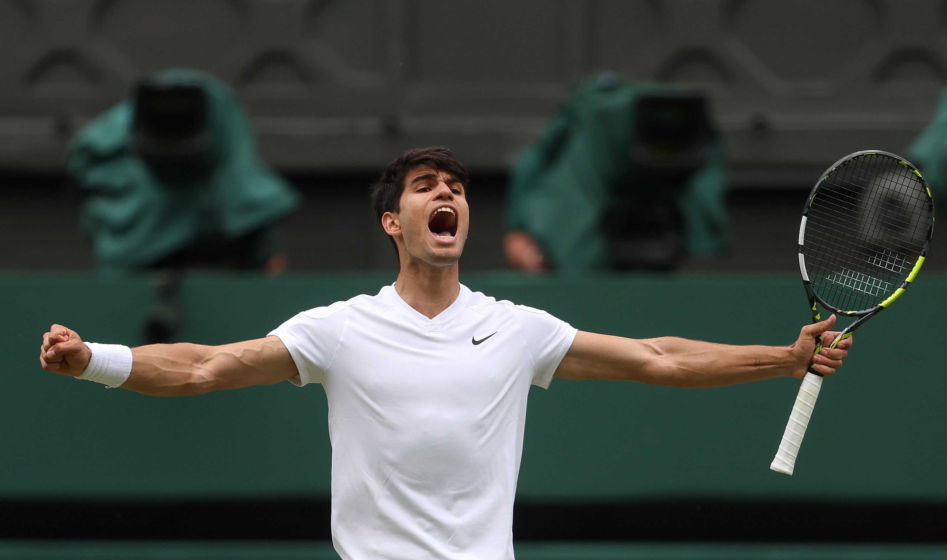 Carlos Alcaraz celebra su victoria ante Medvedev en la semifinal de Wimbledon