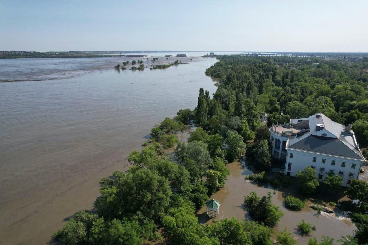 Imagen de las inundaciones en Nueva Kajovka, ciudad ocupada donde hay un gobierno instalado por Moscú, tras la destrucción este martes de una de las mayores y más importantes presas de Ucrania.