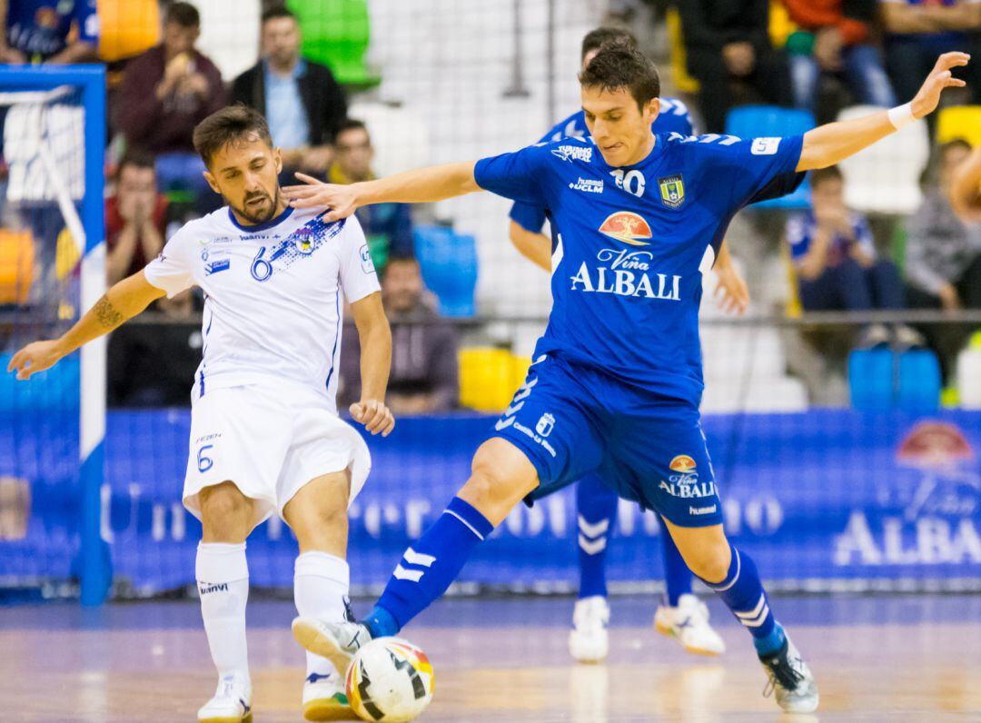 Fotograma de una de las jugadas del FS Viña Albali Valdepeñas, durante el choque contra el O Parrulo Ferrol 