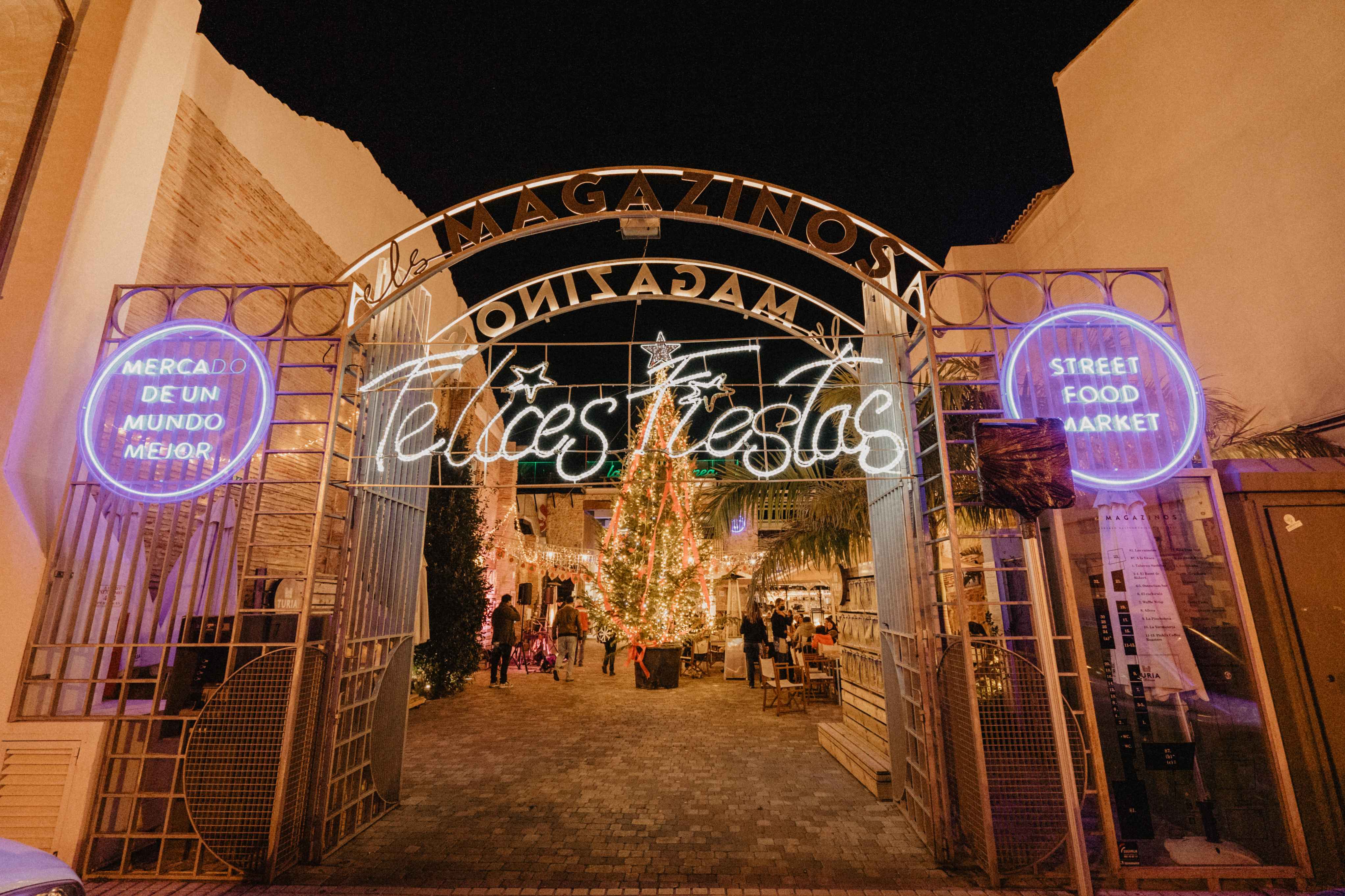 Entrada al mercado gastronómico y cultural Els Magazinos en Navidad.