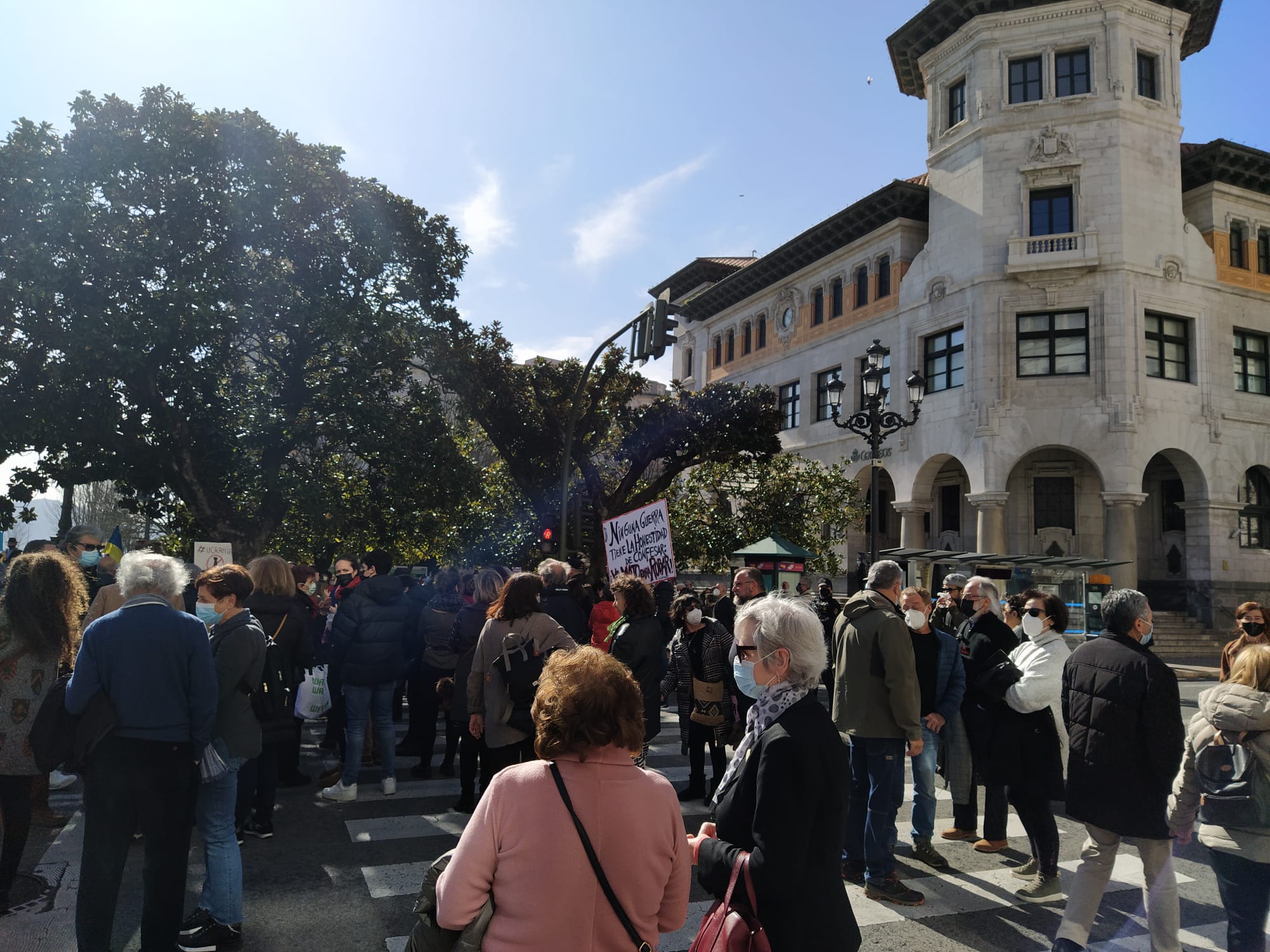 Ciudadanos concentrados frente a la Delegación del Gobierno en solidaridad con los ucranianos.