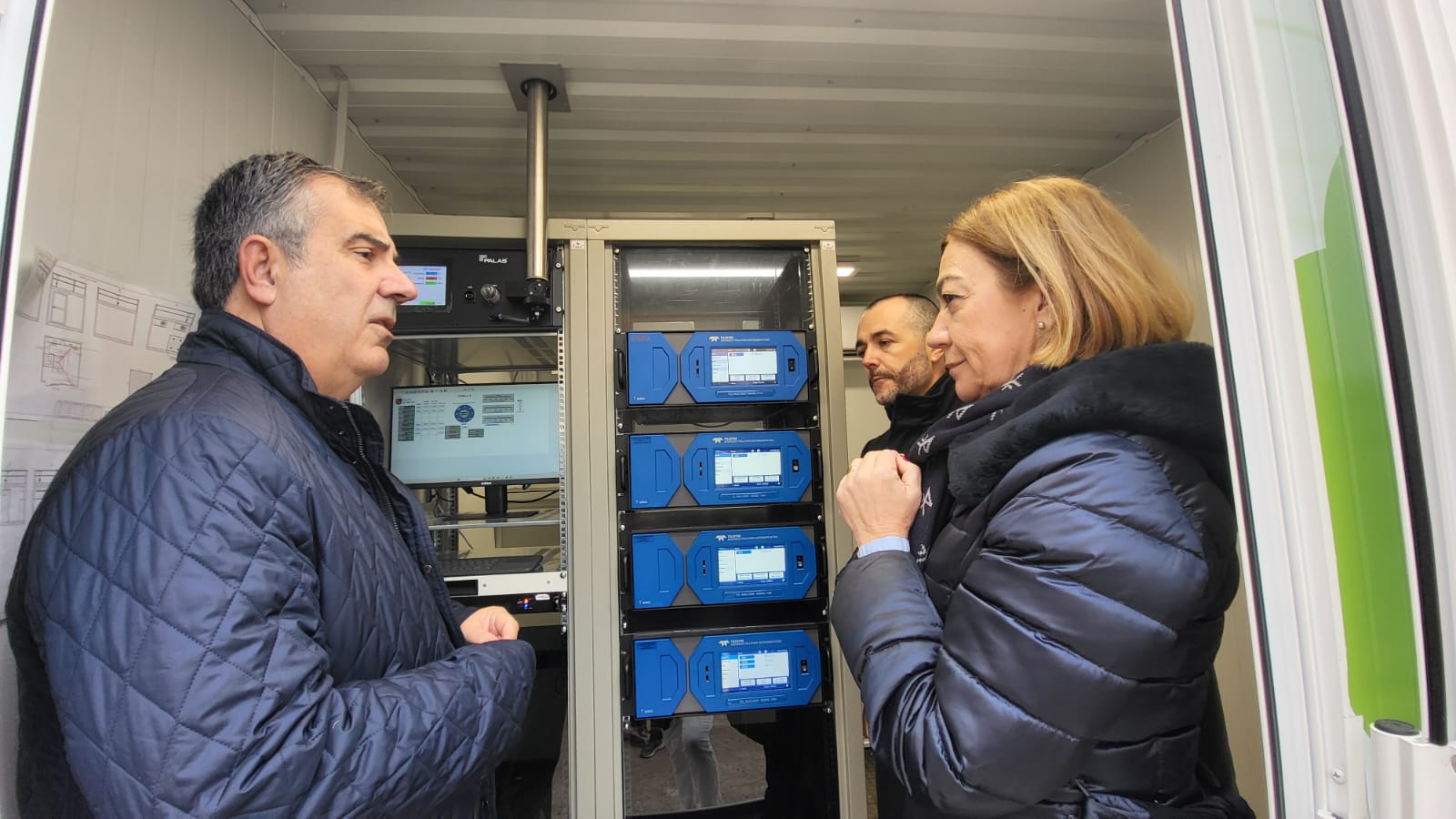 El consejero de Medio Ambiente, Universidades, Investigación y Mar Menor junto con la alcaldesa de Jumilla tras la puesta en marcha de la nueva estación de Calidad del Aire del municipio