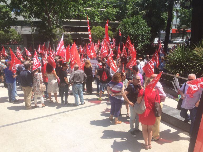 Concentración de UGT y CCOO ante la sede de Función Pública