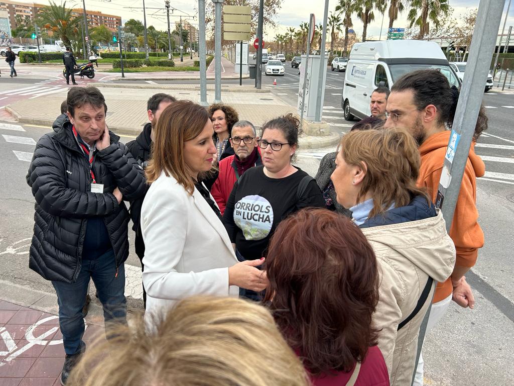 La alcaldesa María José Catalá habla con miembros de la plataforma Orriols en lucha