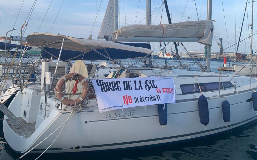 Barcos navegaron este sábado frente al poblado de Torre de la Sal para negarse al derribo a las viviendas de la zona