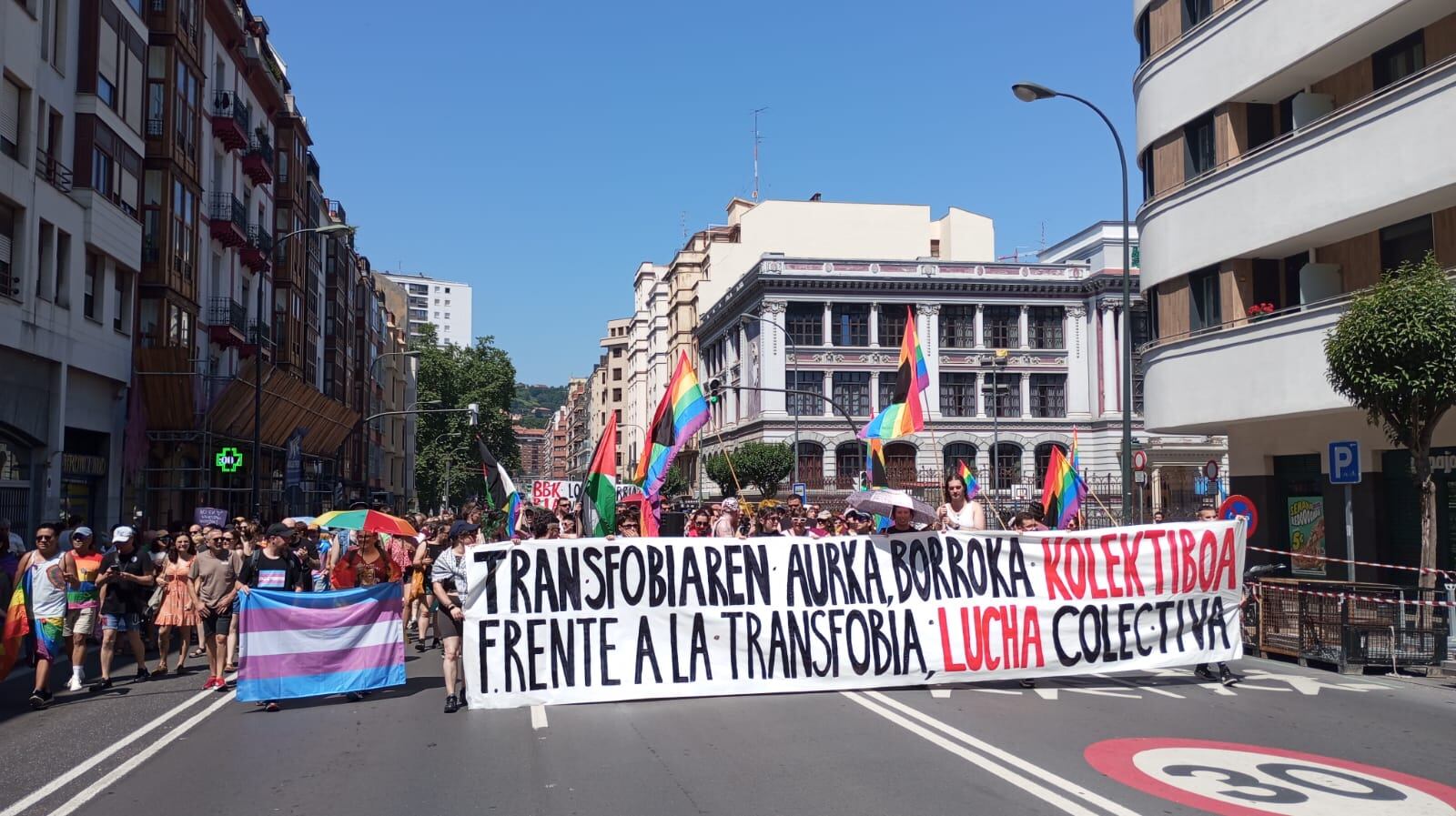 Pancarta de cabecera de la manifestación del Orgullo en Bilbao, convocada por la Koordinadora 28J, con el lema ‘Frente a la transfobia, lucha colectiva’, que refleja la reivindicación del colectivo LGTBIQ+ contra la discriminación y los discursos de odio.
