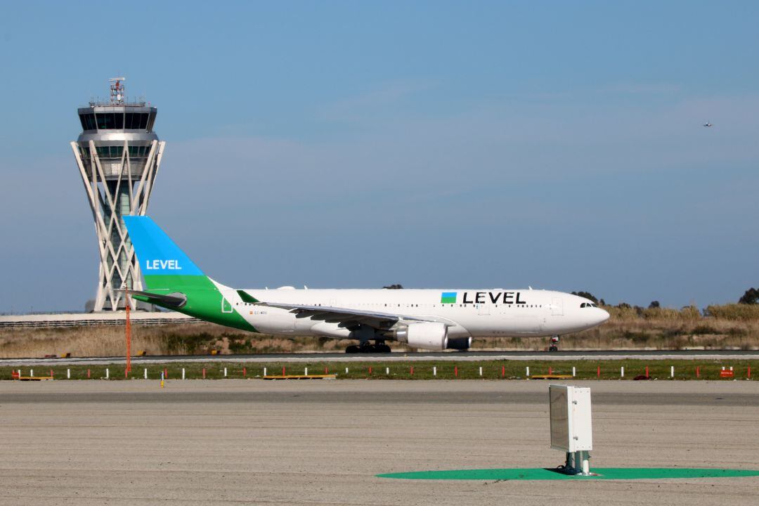 Imagen de archivo de un avión en las pistas del aeropuerto del Prat