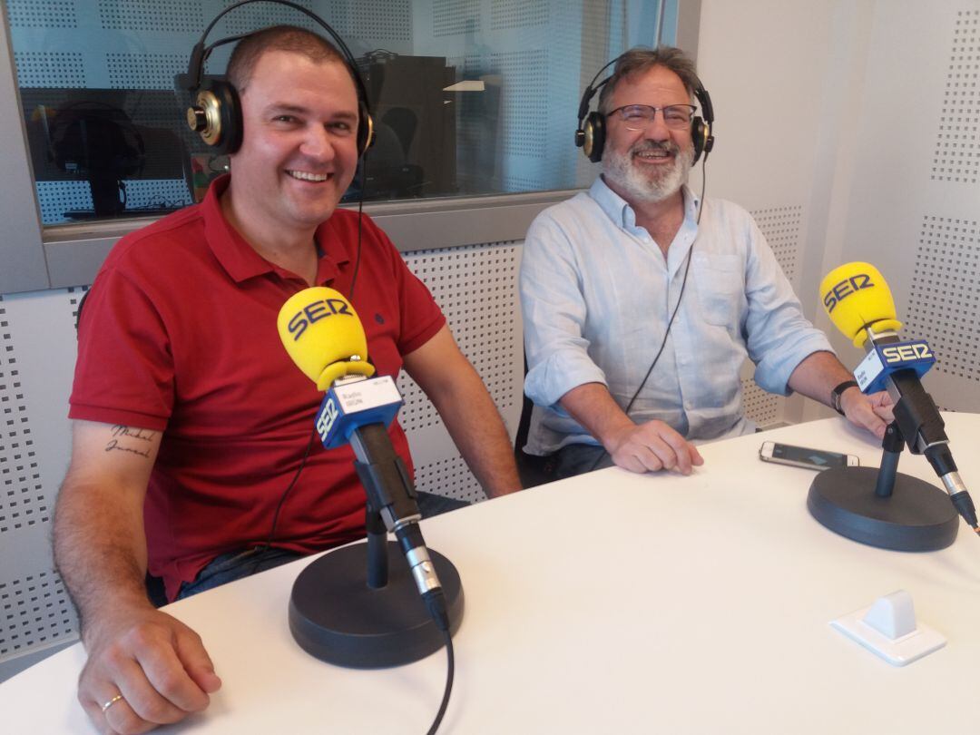 Asier Etxepare, Comandante, y Paco Carrillo, General del Alarde en los nuevos estudios de Radio Irun. 