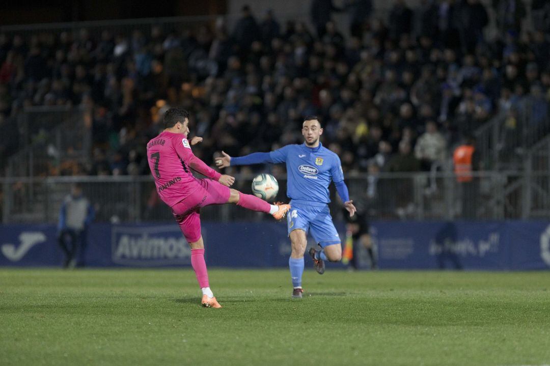 Juankar intenta despejar delante de Clavería