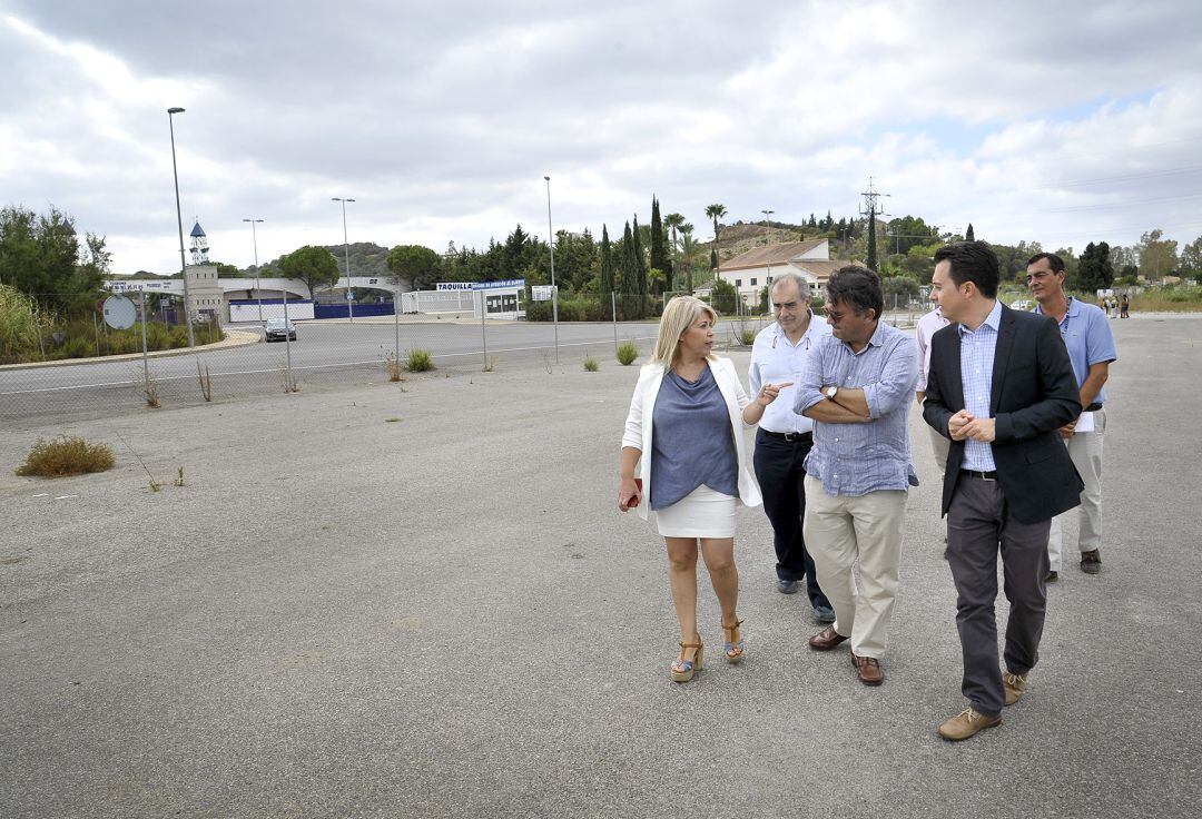 La alcaldesa de Jerez, Mamen Sánchez, junto a Santiago Galván, vicepresidente de Cirjesa, durante una visita a los terrenos donde se había proyectado ubicar el Centro Tecnológico del Motoro