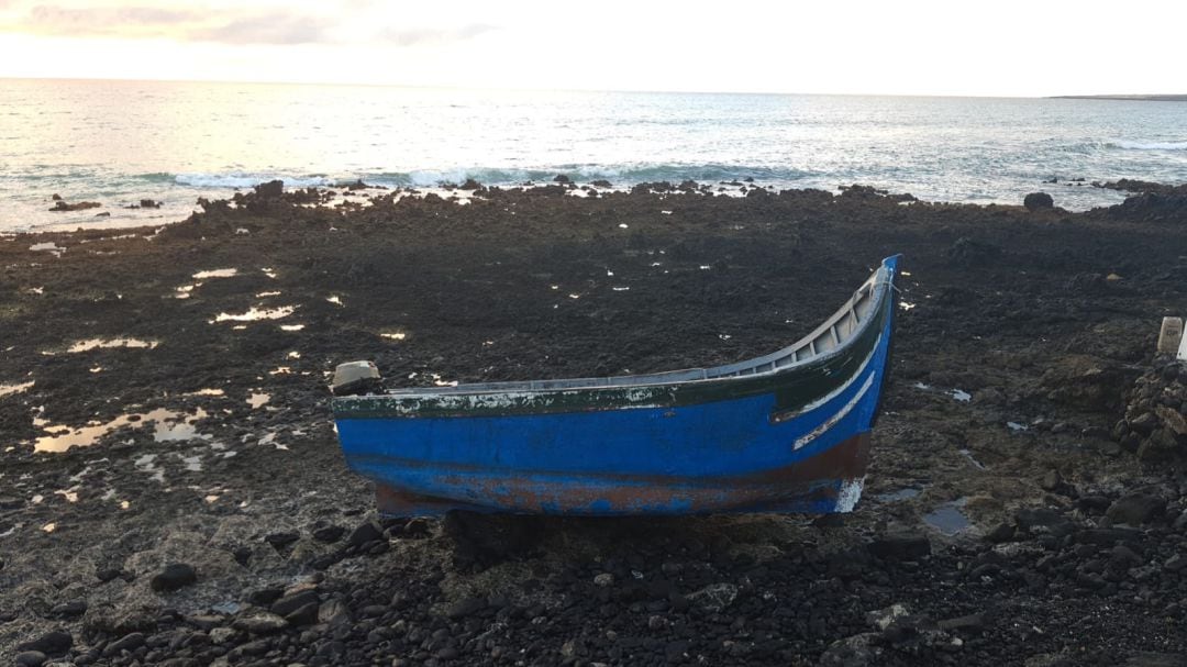 La patera llegada a la costa de Arrieta en la madrugada de este viernes 12 de febrero.