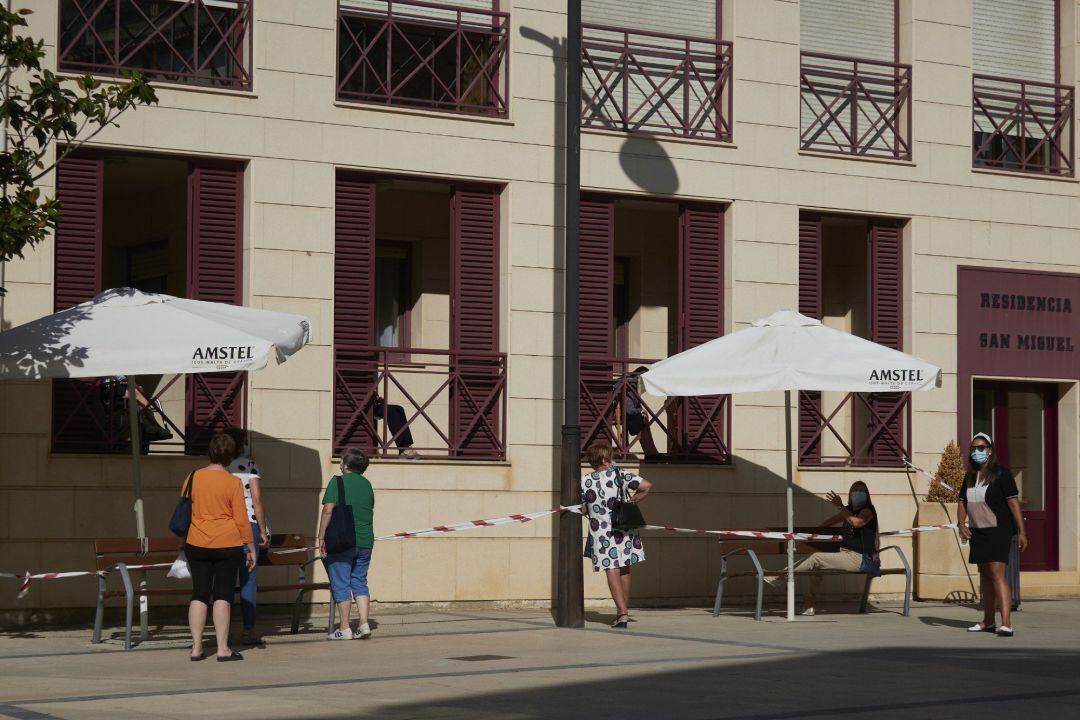 Varias vecinas de la localidad de Peralta visitan a sus familiares