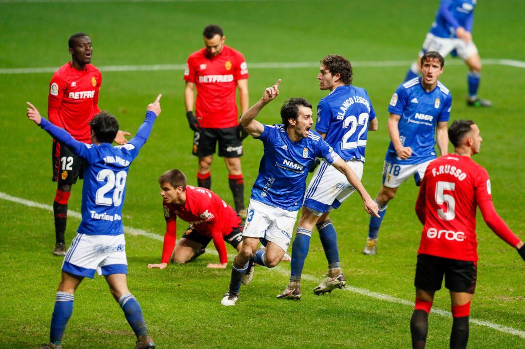 Arribas marca de estrategia en el partido contra el RCD Mallorca.