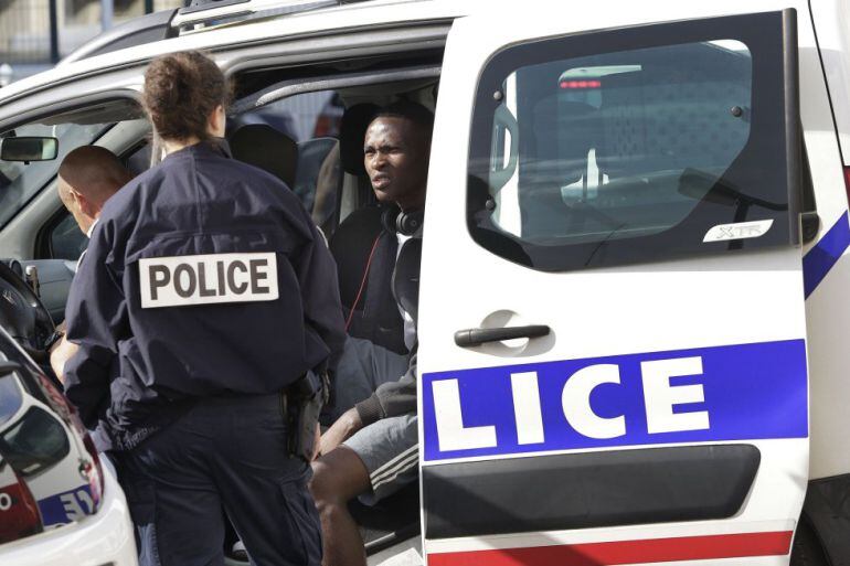 Migrantes subsaharianos son detenidos por la policia Francesa junto a la estacion Hendaya para ser devueltos sin garantías al otro extremo del puente de Santiago.