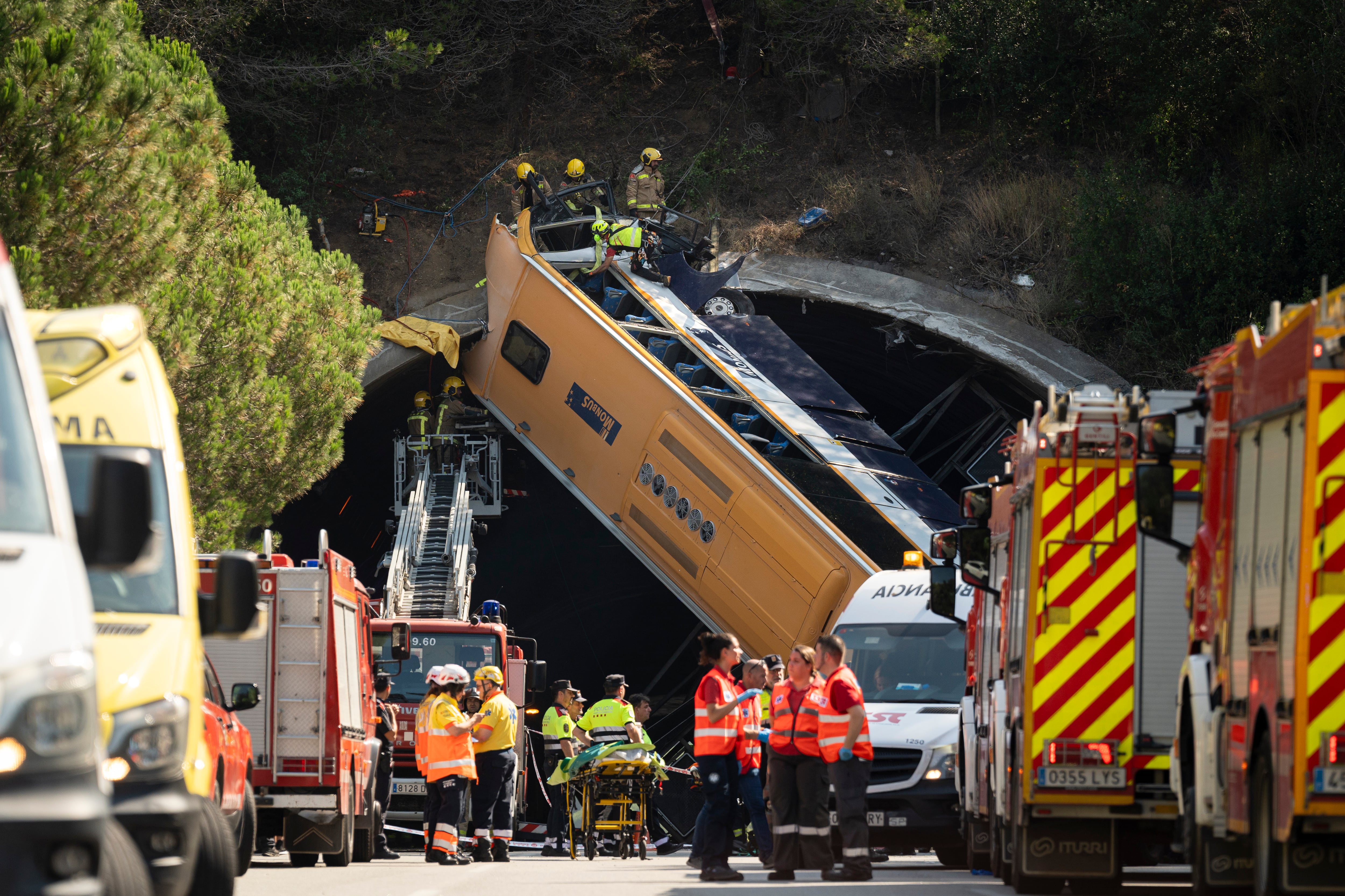 Espectacular imagen del accidente de un autocar de trabajadores del grupo Inditex que ha volcado este martes a la entrada de un túnel de la C-32, a la altura de Pineda (Barcelona).