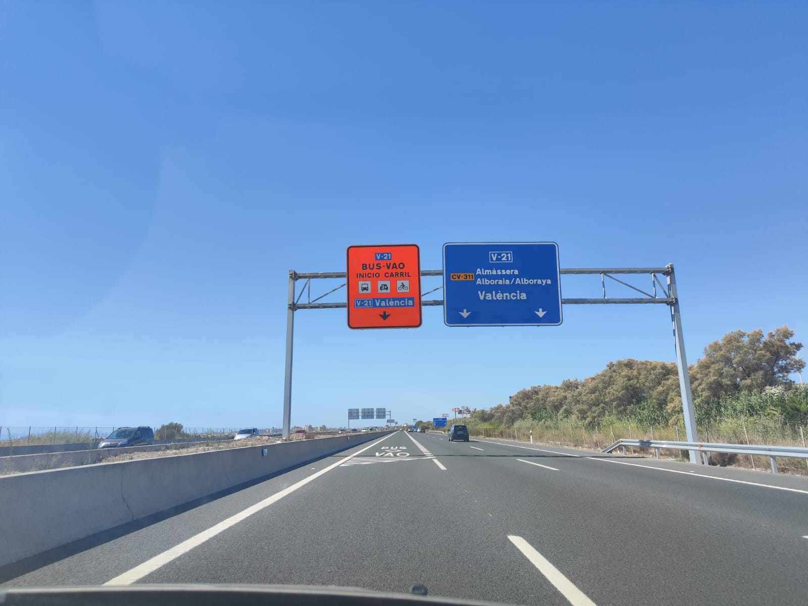 Imagen reciente del carril BUS_VAO en la autovía V-21, la autovía de Puçol, sentido València