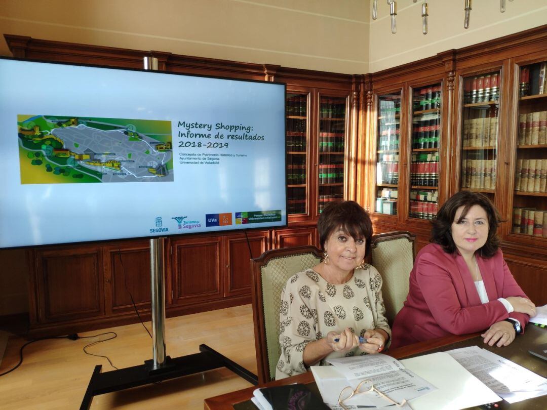 La concejala de Turismo, Claudia de Santos y Marta Laguna, Decana de la Facultad de Ciencias Sociales, Jurídicas y de la Comunicación.