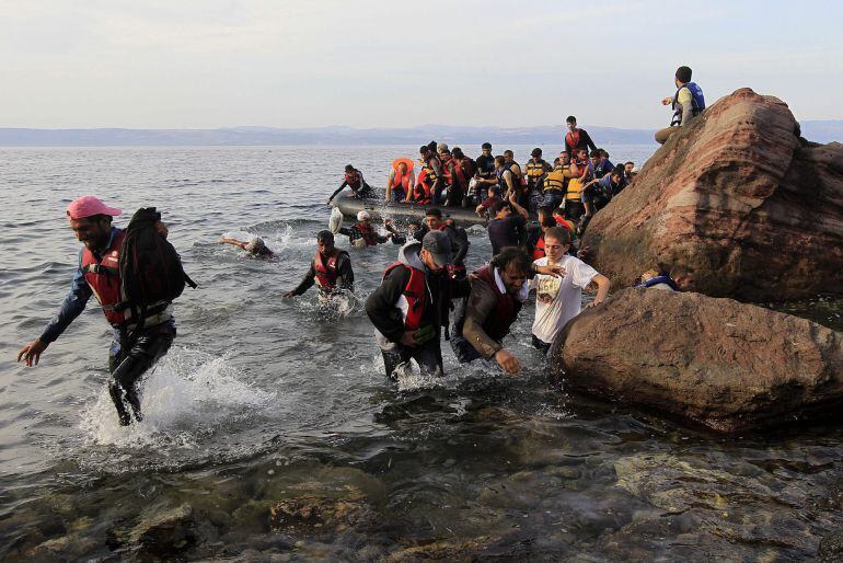 Varios refugiados sirios llegan en una lancha neumática a la costa de Mitilene en la isla de Lesbos, Grecia, tras cruzar el Mar Mediterráneo,9 de septiembre de 2015.