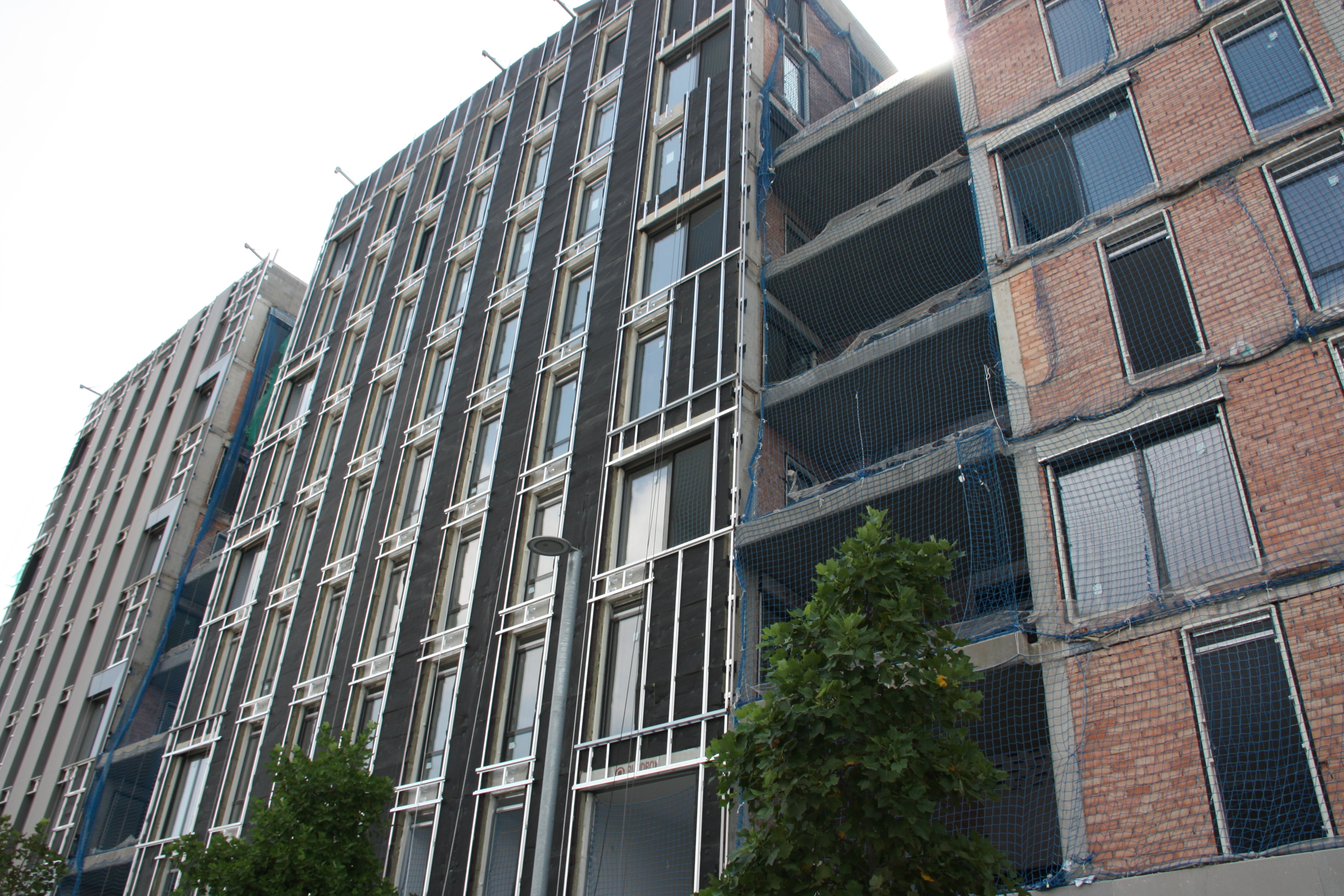 La fachada de uno de los edificios en construcción del barrio de la Marina del Prat Vermell, en Barcelona.