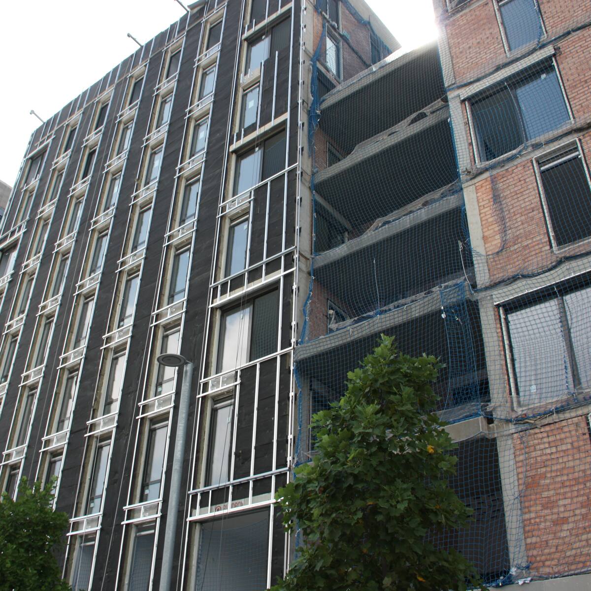 Barcelona reduce a la mitad la inversión municipal para construir viviendas protegidas: da más peso a Generalitat y a empresas privadas