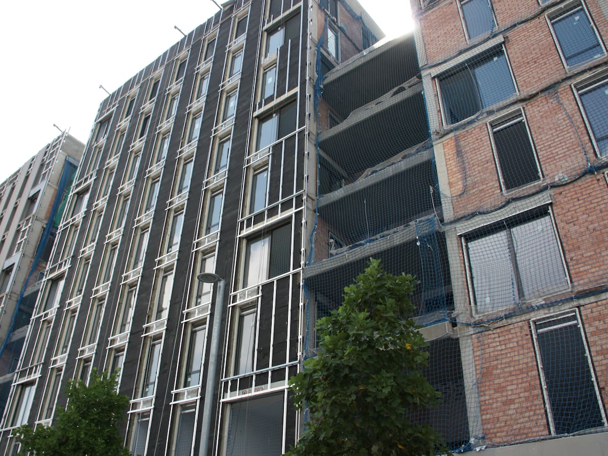 Barcelona reduce a la mitad la inversión municipal para construir viviendas protegidas: da más peso a Generalitat y a empresas privadas