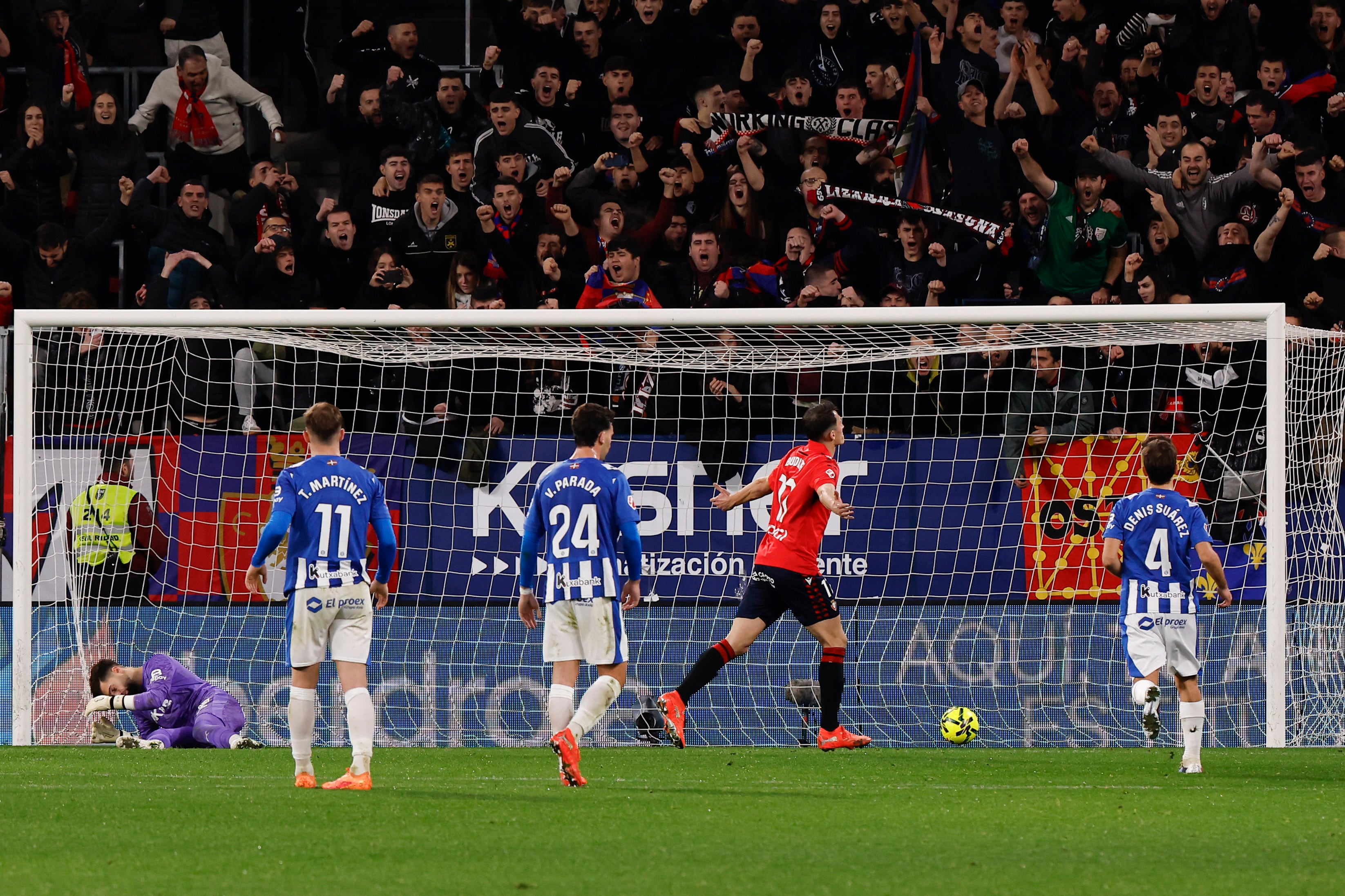 El delantero croata de Osasuna, Ante Budimir, celebra el segundo gol de su equipo, conseguido de penalti ante el Alavés en el estadio El Sadar, en Pamplona