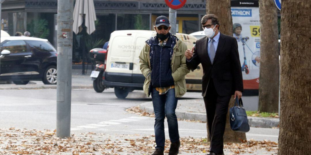 El professor, acudint als jutjats amb el seu advocat.