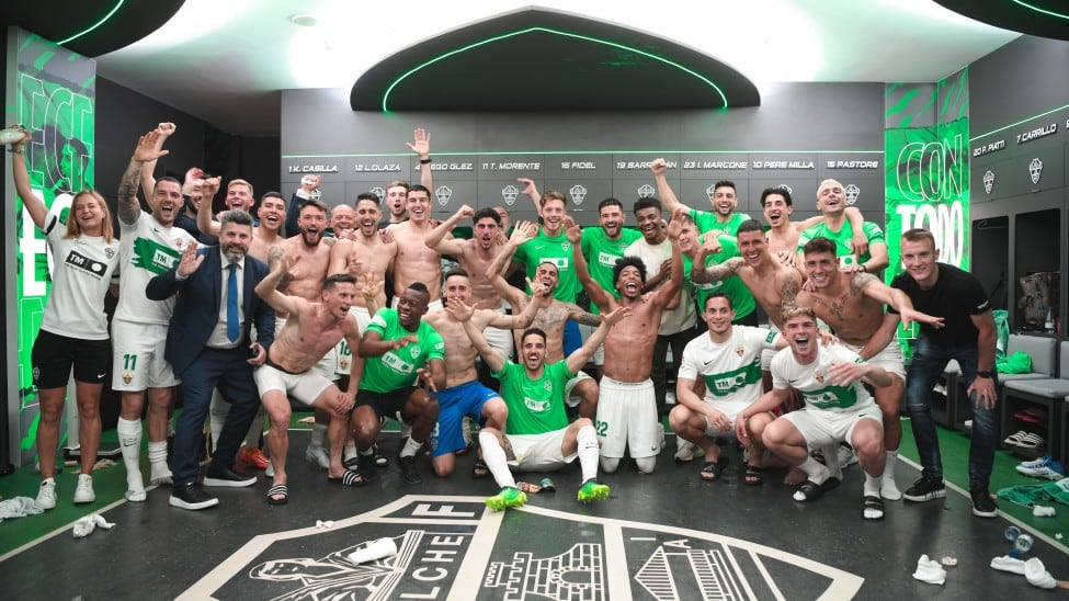 El propietario del Elche, Bragarnik, celebra la permanencia con los jugadores