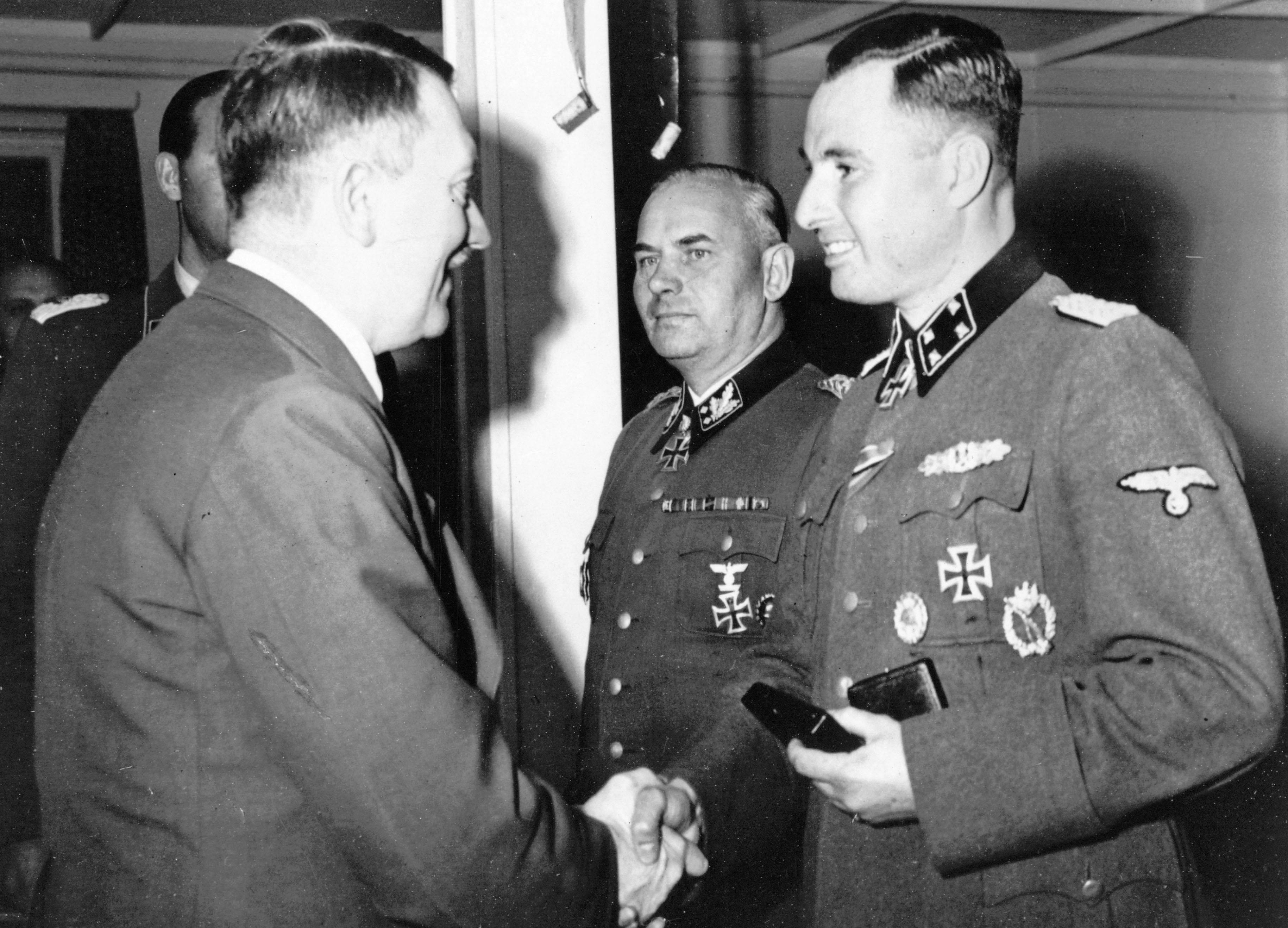 Leon Degrelle estrecha la mano a Adolf Hitler