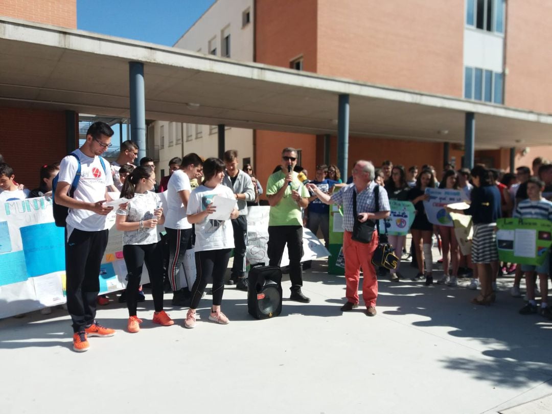 Momento en el que el profesor Juan Alberto Porcel presenta las actividades