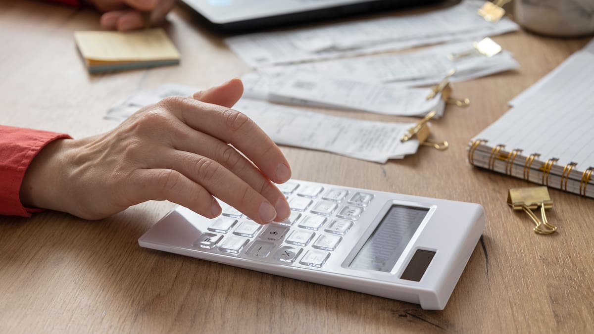 Videollamadas para la declaración de la renta: así es la iniciativa de la Agencia Tributaria para ayudar a los mayores del rural en Galicia