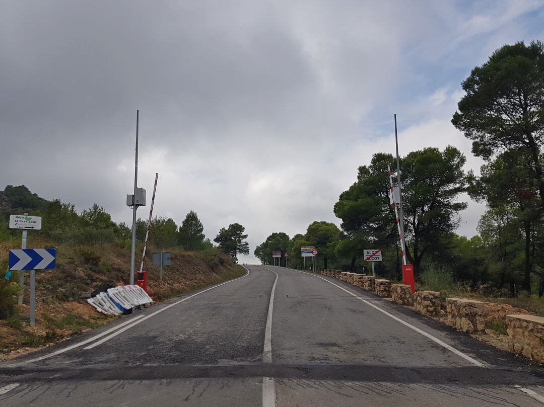 La barrera automatizada de acceso al Parc Natural Font Roja en una imagen de archivo