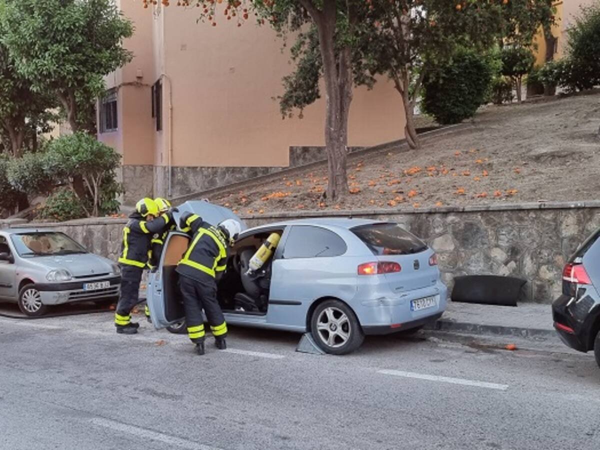 Detienen in fraganti a un pirómano quemando un coche en Algeciras