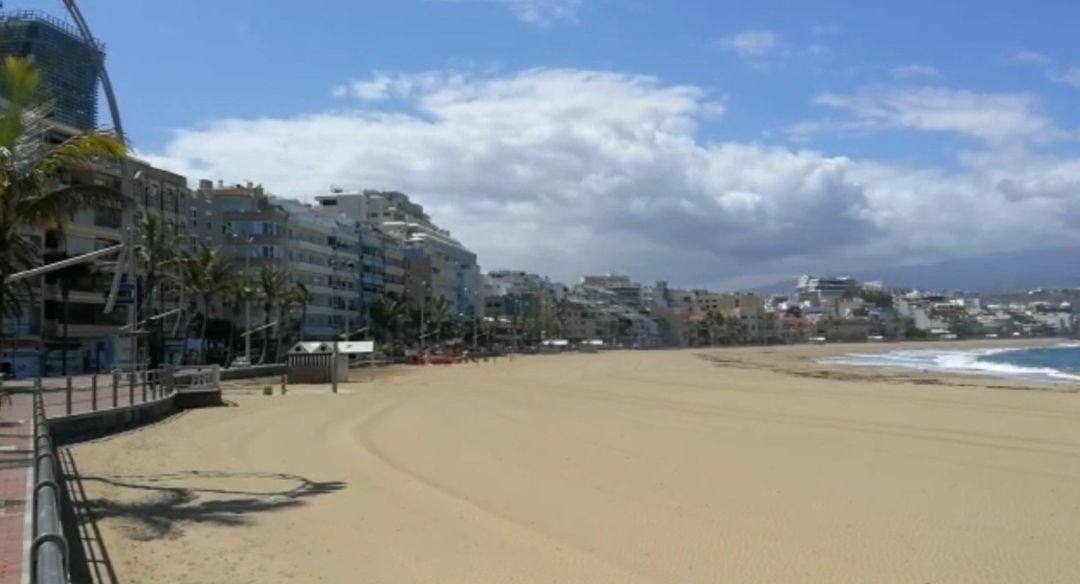 Playa de Las Canteras vacía por el estado de alerta 