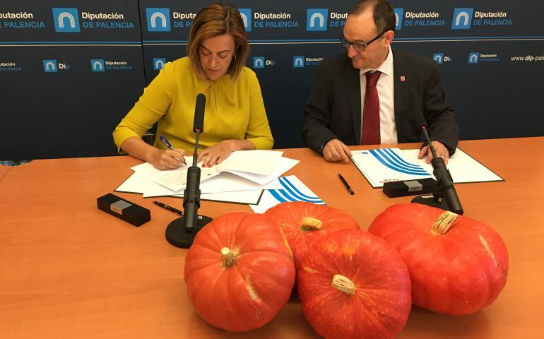 Firma del convenio entre la presidenta de la Diputación y el Rector de la Universidad de Valladolid