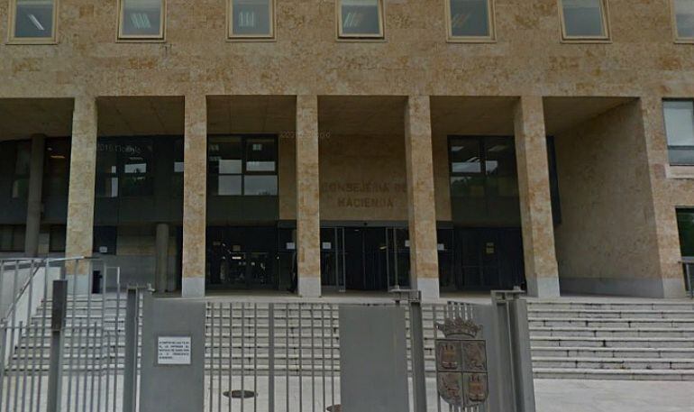 Acceso al edificio de la Consejería de Economía y Hacienda