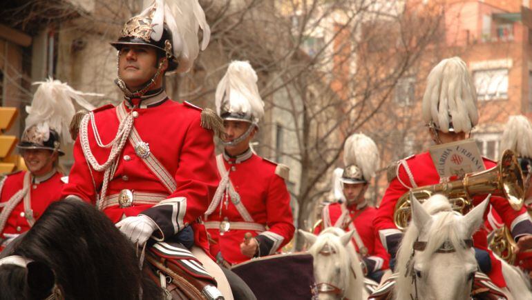 La banda de la Guàrdia Urbana de Barcelona, a cavall i amb uniforme de gala