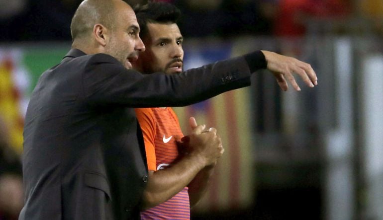 Pep Guardiola y el Kun Agüero, en el partido de Champions del Camp Nou.