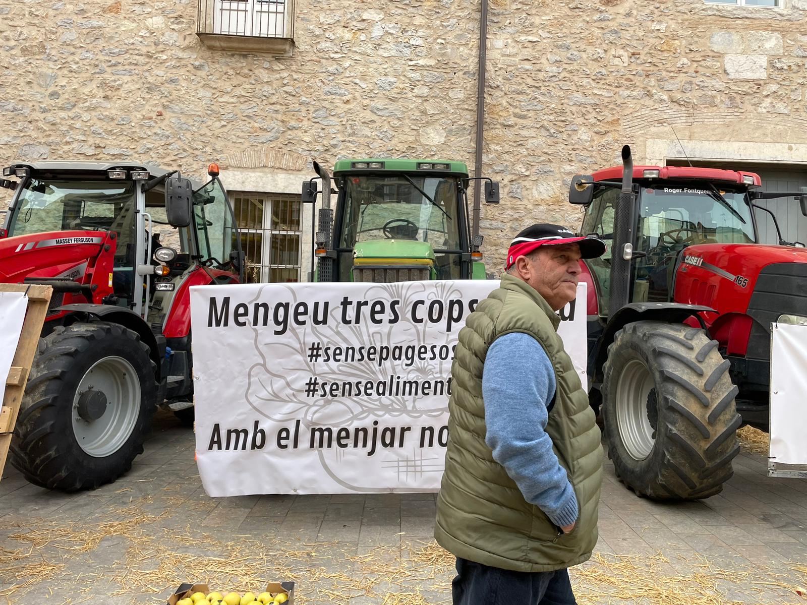 Tractors aparcats a la plaça Pompeu Fabra de Girona, aquest matí