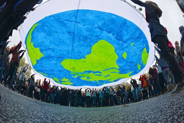 Varios activistas se manifiestan durante la jornada inaugural de la Conferencia sobre el Cambio Climático de la ONU en Bonn (Alemania). 