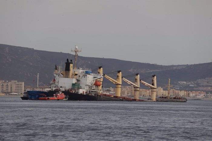 Buque semihundido en Gibraltar