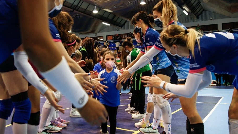 Las jugadoras del Haro Rioja Voley celebran el día de la cantera con los equipos de las categorías inferiores del club.