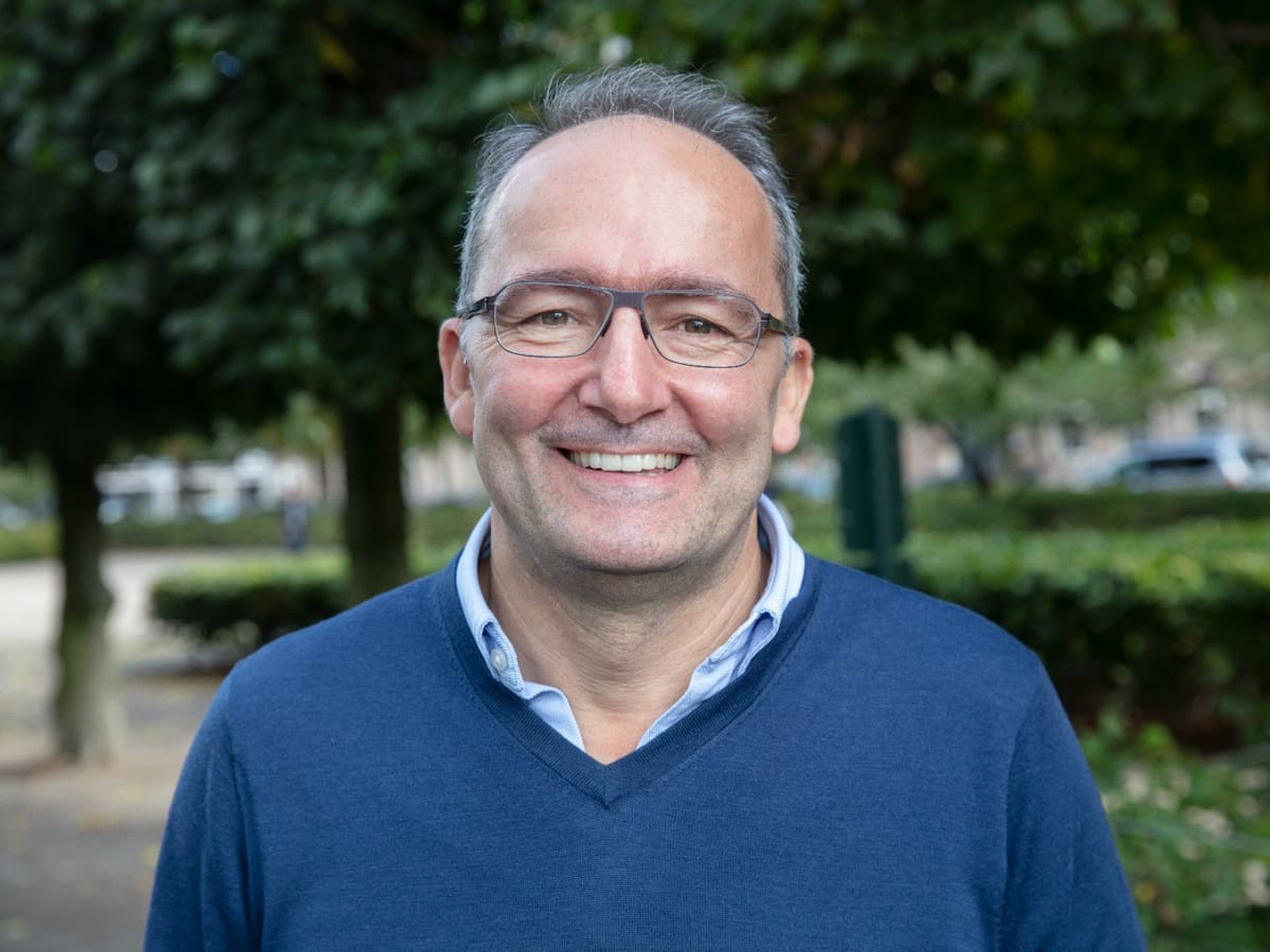 El gracioso rato de radio entre tres apasionados del Carnaval de Cádiz: Juvencio Maeztu, 'Bizcocho' y Pablo de la Prida