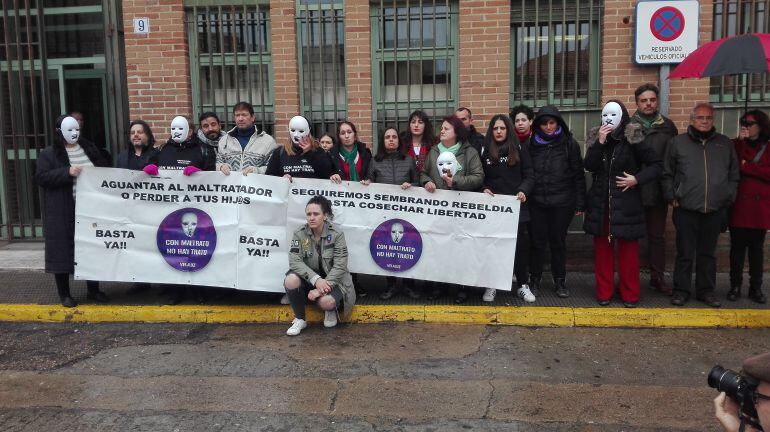 Susana Guerrero junto al Juzgado de Talavera