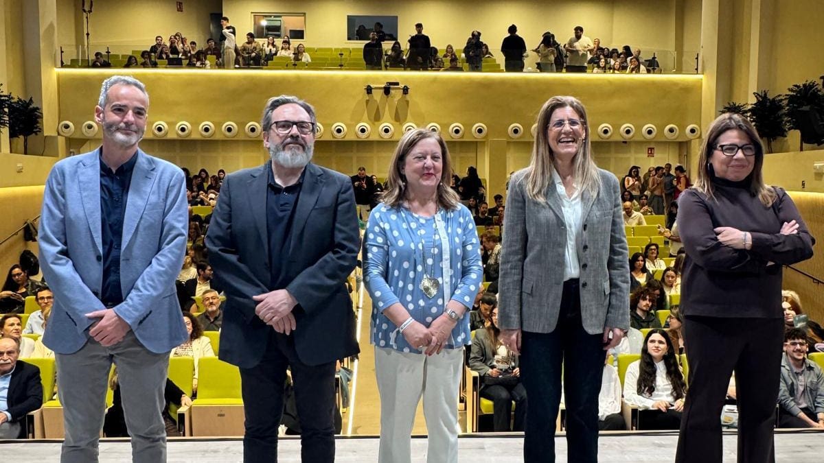 Paralizan el debate de los candidatos a rector porque una de las aspirantes estaba recibiendo indicaciones en directo
