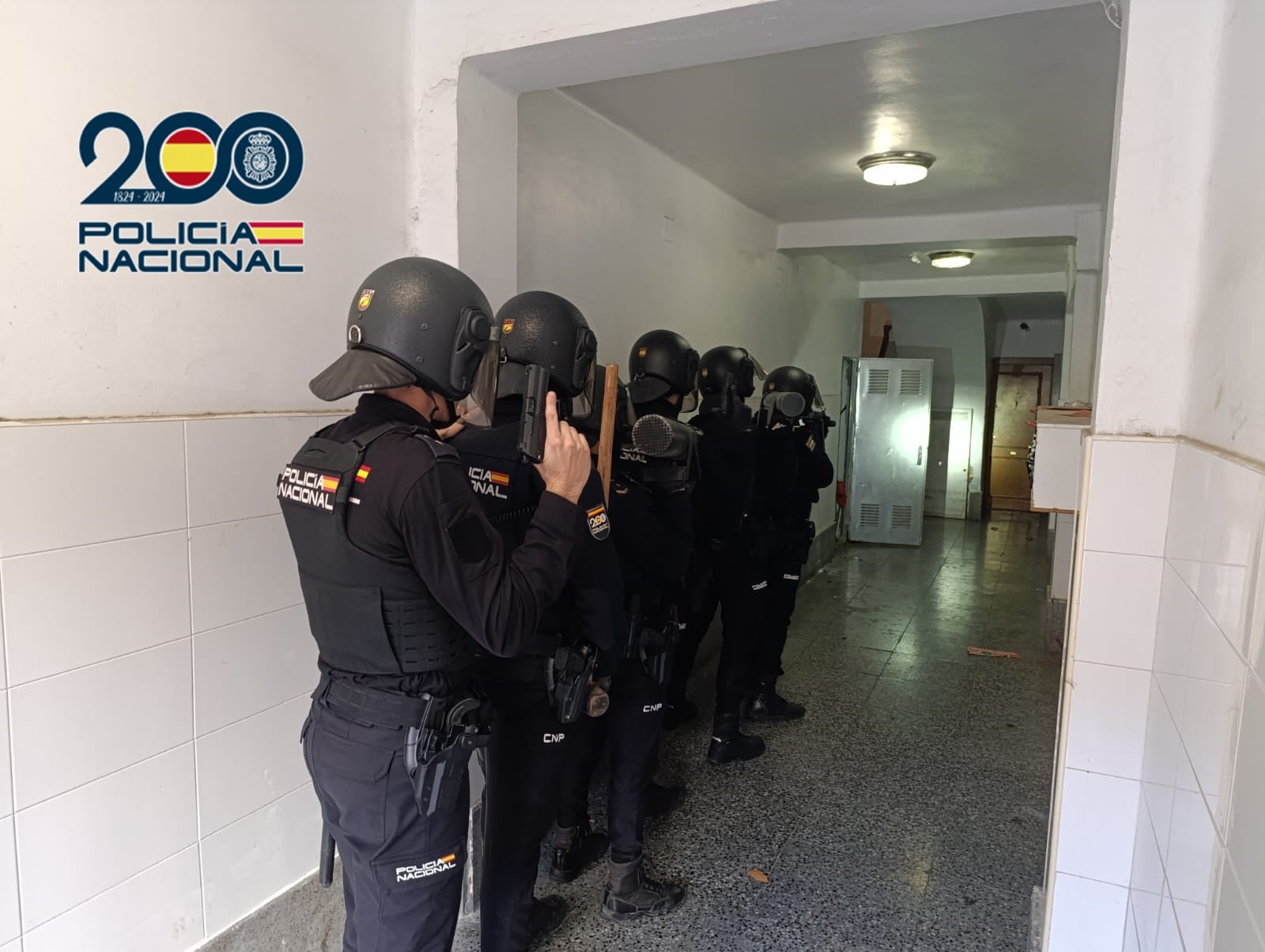 Agentes de la Policía Nacional entrando en uno de los domicilios