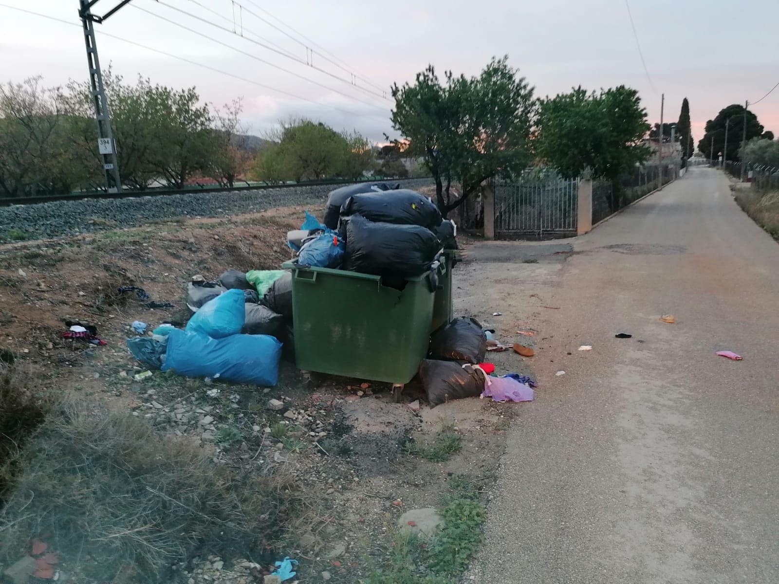 Contenedores repletos de bolsas de ropa usada