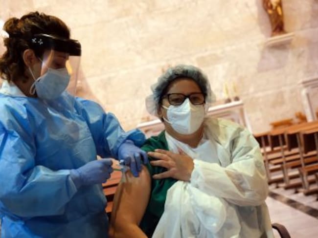 Mari Bilbao, primera trabajadora del centro residencial vacunada